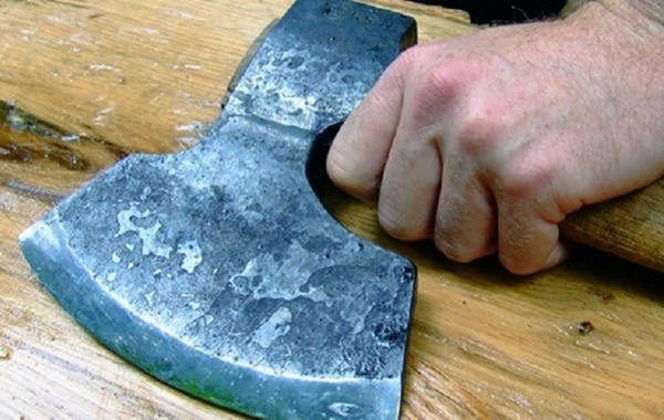 Cəlilabadda kişi qardaşı övladlarını baltalamaqda şübhəli bilinir