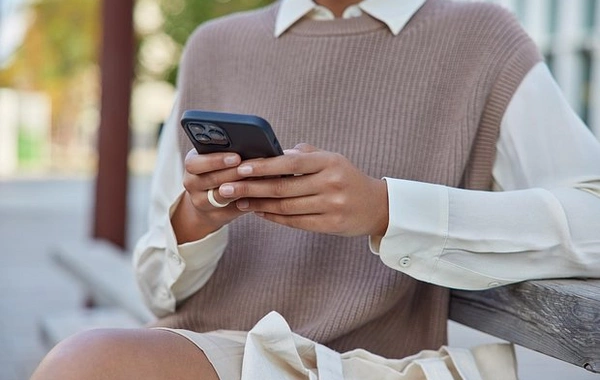 Врачи заметили связь между старением и использованием телефонов у молодежи