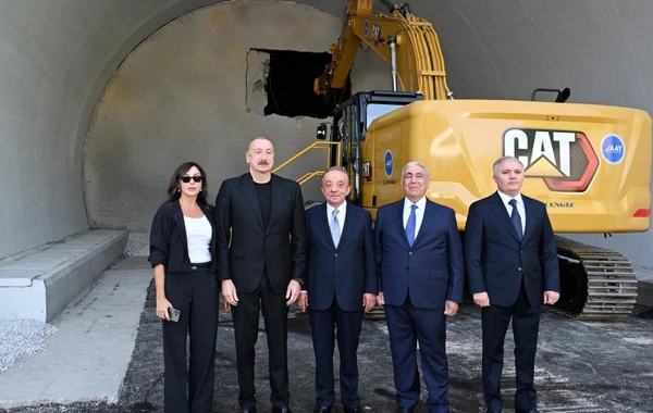 İlham Əliyev və Mehriban Əliyeva Toğanalı-Kəlbəcər-İstisu avtomobil yolunda görülən işlərlə tanış olublar