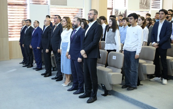 SOCAR-ın Bakı Ali Neft Məktəbinin nəzdində fəaliyyət göstərən Rəqəmsal Biliklər Liseyinin rəsmi açılış mərasimi keçirilib