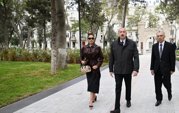 İlham Əliyev və Mehriban Əliyeva Bakıda salınan yeni parkın açılışında iştirak edib