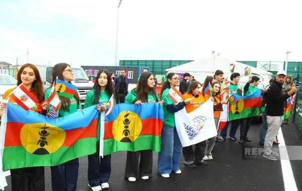 Yeni Kaledoniya və Fransız Polineziyasından olan azarkeşlər Bakıda aksiya keçiriblər