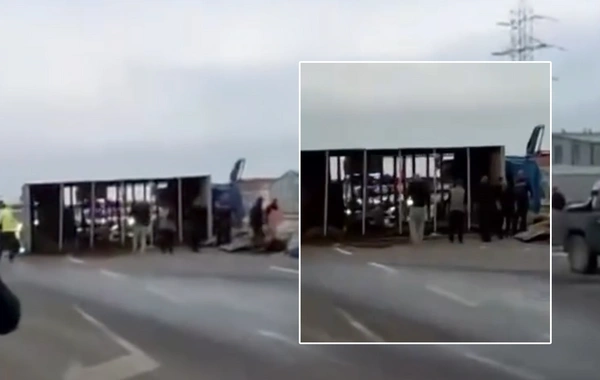 Təkəri partlayan yük maşını aşdı - Daşıdığı qoyunlar yola səpələndi