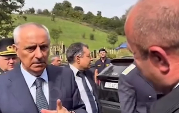İcra başçısı məmuru qəbiristanlıqda danladı: Camaatın ağzından vurmayın