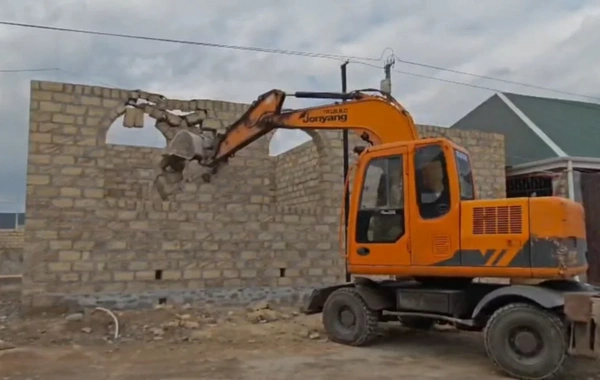 Gəncədə qanunsuz tikililər sökülüb