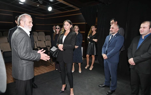 Mehriban Əliyeva Pantomim Teatrında olub