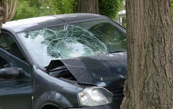 Ağdamda avtomobil ağaca çırpılıb, ölən və yaralı var