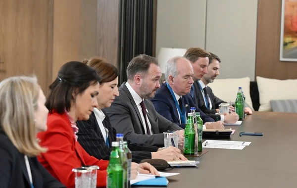 İlham Əliyev Avropa Komissiyasının enerji və mənzil siyasəti üzrə komissarını qəbul edib