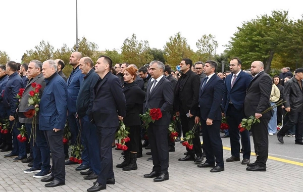 SOCAR-ın kollektivi Anım Günü ilə əlaqədar Zəfər abidəsini ziyarət edib
