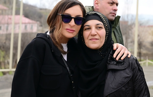 İlham Əliyev Xocavəndin Xanoba kəndində fərdi evlərin və infrastrukturun bərpası sahəsində görülən işlərlə tanış olub