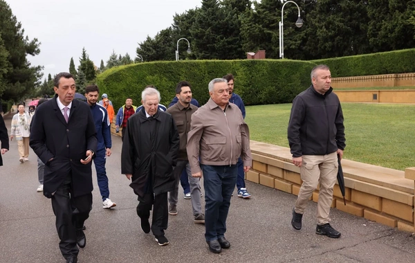 "Fənərbağça"nın nümayəndələri Heydər Əliyevin məzarını və Şəhidlər xiyabanını ziyarət ediblər