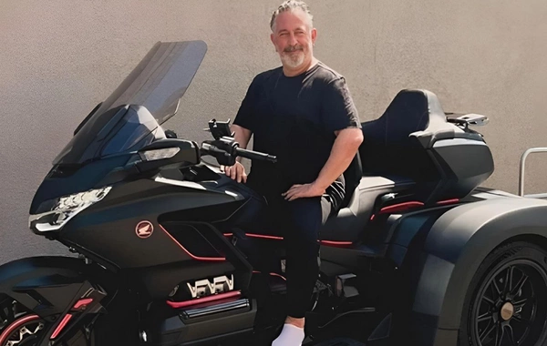 Cem Yılmaz 2.5 milyonluq motosikletini nümayiş etdirdi