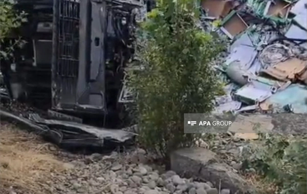 Qusarda yük maşını aşıb, ölən var