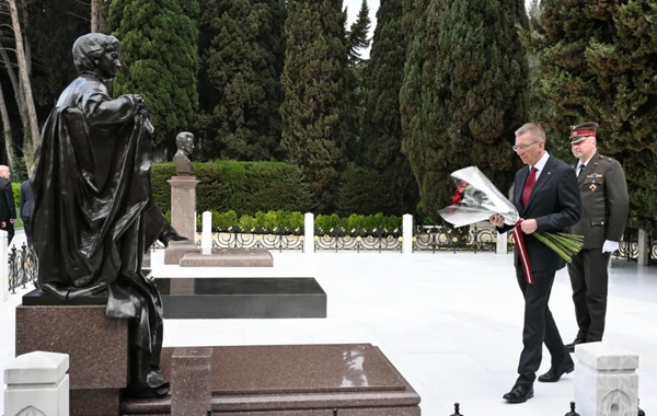 Latviya Prezidenti Şəhidlər xiyabanını ziyarət edib