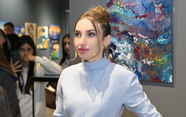 Arzu Əliyeva və Alena Əliyeva "Rənglərdə yaşanan 10 il" mövzusunda keçirilən sərgidə iştirak ediblər