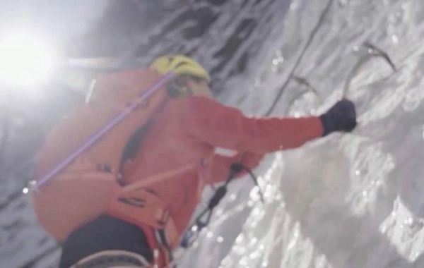 Everestdə qar fırtınası səbəbindən minə yaxın alpinist yolda qaldı
