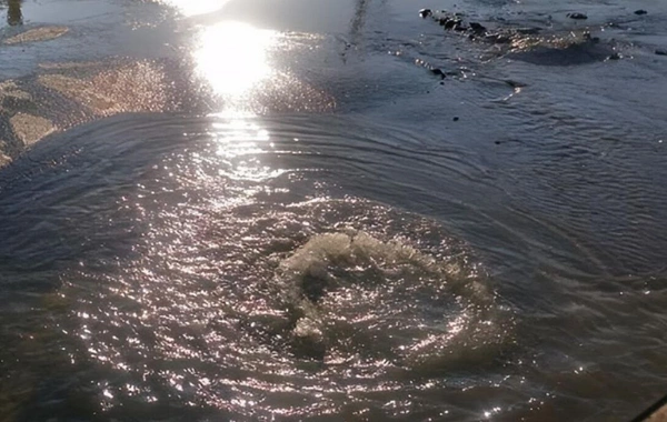 Səhər saatlarında Bakıda su borusu partladı, hərəkət çətinləşdi