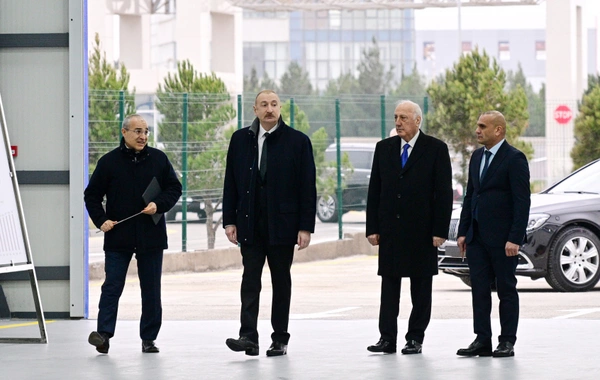 Prezident İlham Əliyev Sumqayıt Sənaye Parkında güzgü vərəqələrin istehsalı zavodunun açılışında iştirak edib
