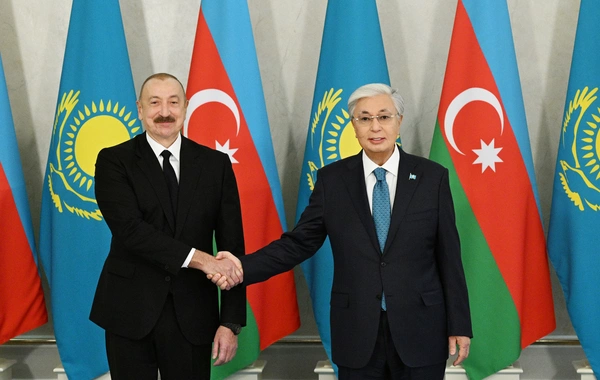 Tokayev Azərbaycan Prezidentinə qazax milli geyimini hədiyyə edib