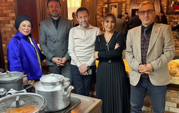 Kurtlar Vadisi Pusunun ulduzu Elnarənin evində