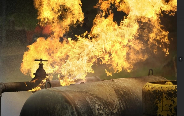 В Баку начался пожар на газопроводе