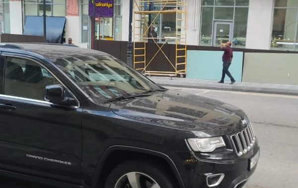 Bakıda piyada səkisinin zəbt edilməsinin qarşısı alınıb
