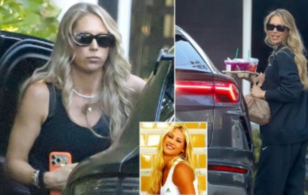 Pregnant Anna Kournikova was photographed in a tracksuit by a sports car
