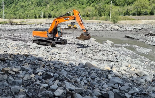 Güclü sel Laza kəndinə gedən yolu yararsız hala saldı