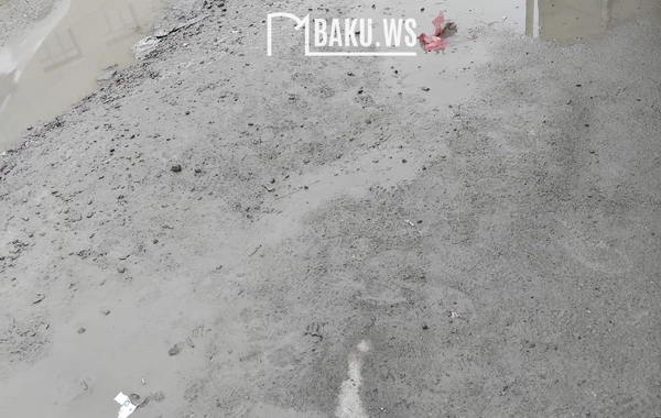 Abşeronda avtobus dayanacağı palçıq içində qalıb