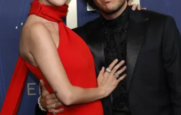 Selena Gomez in fiery Louis Vuitton shines at the "Emmy" with fiance Benny Blanco