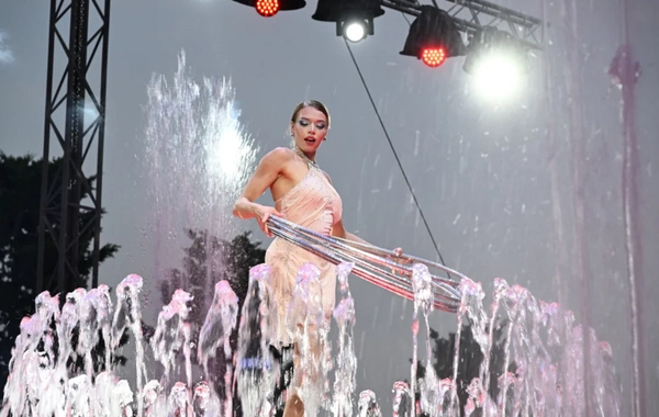 Leyla Əliyeva və Arzu Əliyeva "CandyFest" yay festivalını ziyarət edib və "Sehrli mirvari" su sirki şousunu izləyiblər