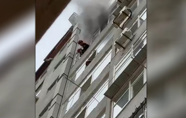 В многоэтажном жилом здании в Баку произошел пожар