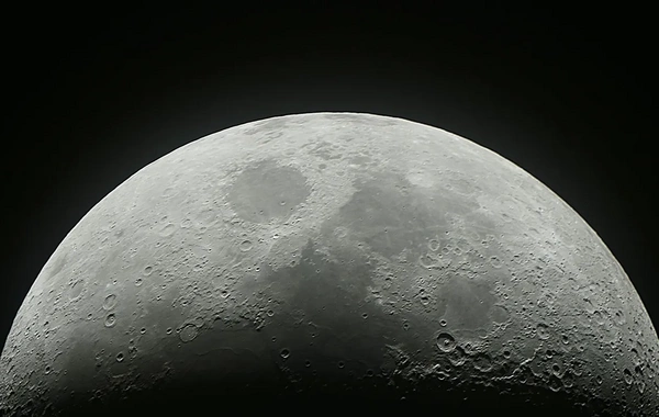 Ayın səthində iki sirli parıltı aşkarlandı