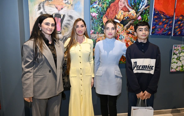 Arzu Əliyeva və Alena Əliyeva "Rənglərdə yaşanan 10 il" mövzusunda keçirilən sərgidə iştirak ediblər
