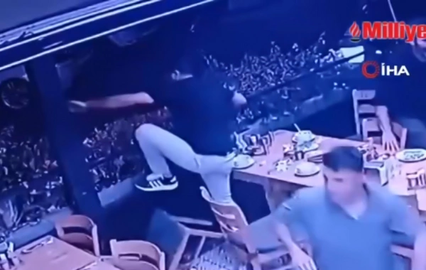 Marmarisdəki zəlzələdən daha bir görüntü - İnsanlar restoranları belə tərk etdi