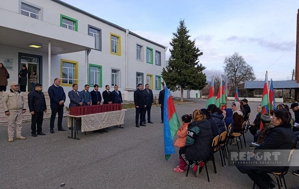 Həsənriz kəndinə daha 16 ailə köçürülüb, açarlar təqdim edilib