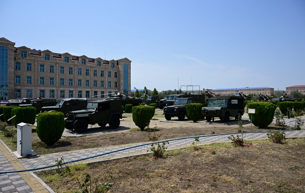 Prezident yeni yaradılan komando hərbi hissələrinə Döyüş bayraqlarının verilməsi mərasimində iştirak edib