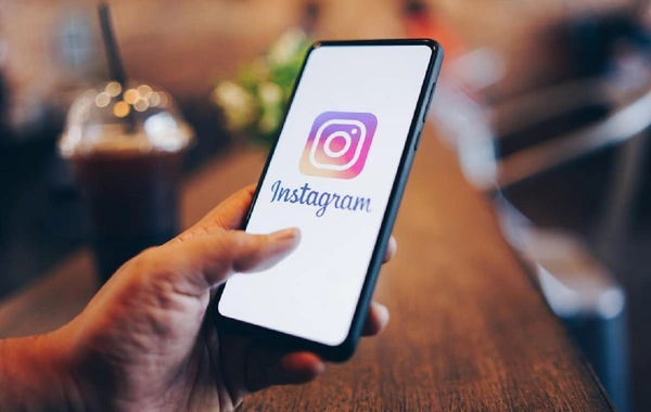 "Instagram"da tanış olduğu kişiyə qarşı quldurluq edən qadın və dostlarına hökm oxunub