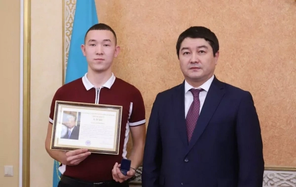 В Казахстане участвовавшие в спасении пассажиров самолета AZAL получили госнаграды