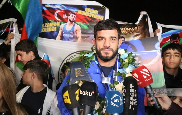 Dünya çempionatında uğurla çıxış edən yunan-Roma güləşçilərimiz Vətənə dönüblər