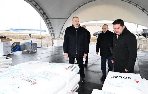 İlham Əliyev Sumqayıt Sənaye Parkında polipropilen və laminatlı kisə istehsalı müəssisəsinin təməlini qoyub