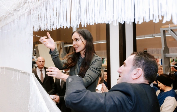 Leyla Əliyeva Şuşa məscidi üçün hazırlanmış dairəvi xalçanın kəsim mərasimində iştirak edib