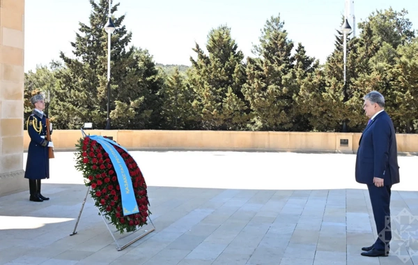 Qazaxıstan nazirləri Şəhidlər xiyabanını və Zəfər parkını ziyarət etdilər