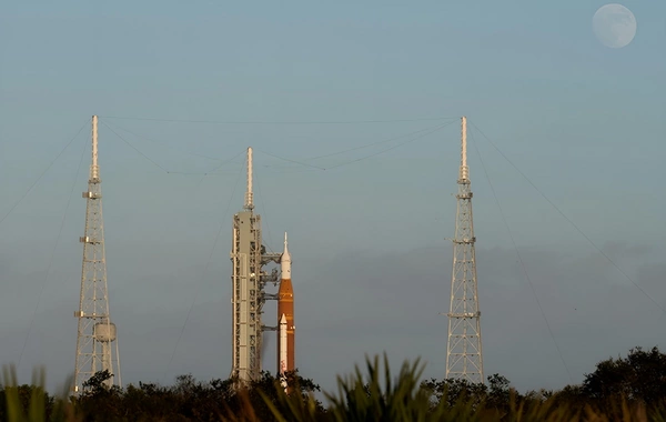 NASA Aya eniş edən gəmi ilə qısa müddətlik əlaqə itkisi barədə məlumat verib.