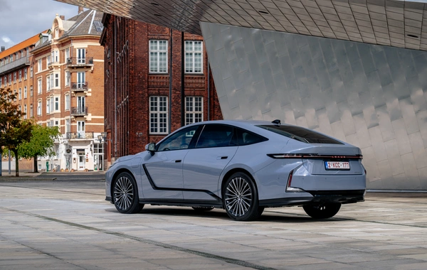 Yeni Lexus ES. zəriflik və innovasiyanın yeni nəsli