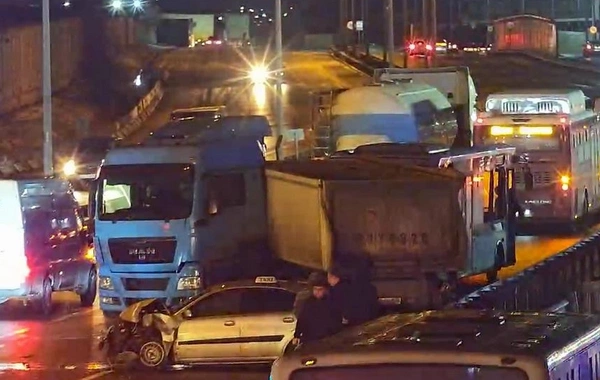 Kənar dairəvi yolda buzlaşma səbəbindən nəqliyyatın hərəkətində çətinlik yaranıb