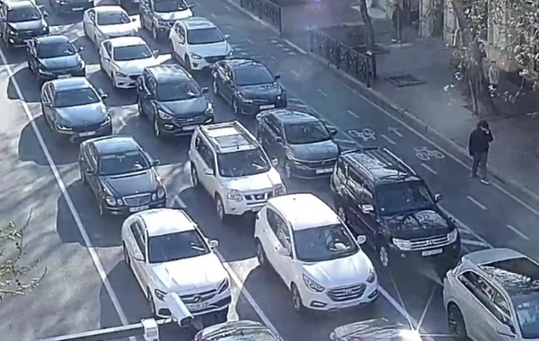 Bakının bir sıra yollarında nəqliyyatın sıxlığı müşahidə olunur