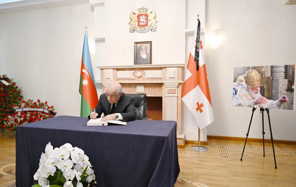 Baş nazir Əli Əsədov Gürcüstan səfirliyində başsağlığı verib