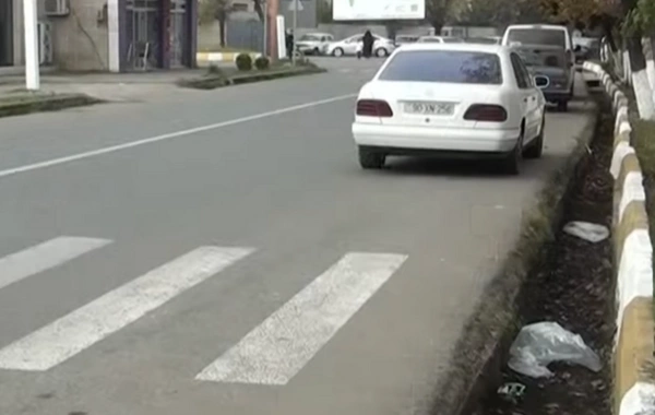 Lənkəranda yol PROBLEMİ: Piyadalar üçün təhlükəli vəziyyət yaranıb