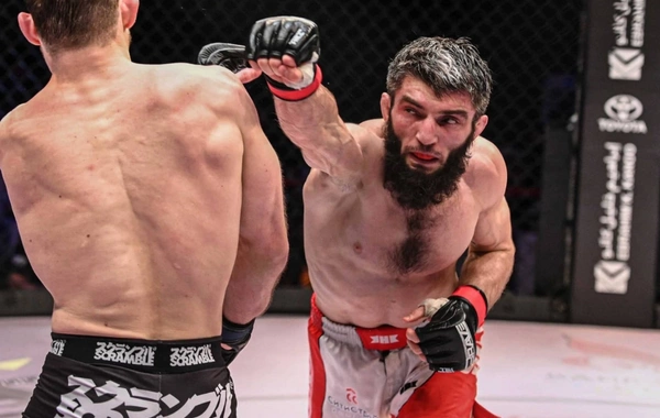 Dağıstanlı dünya çempionu niqablı həyat yoldaşına görə küçədə silaha ət atıb
